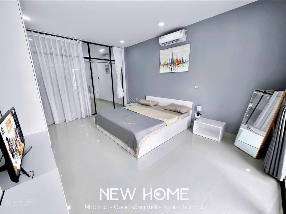 Modern 1-Bedroom Apartment with Balcony Near Market