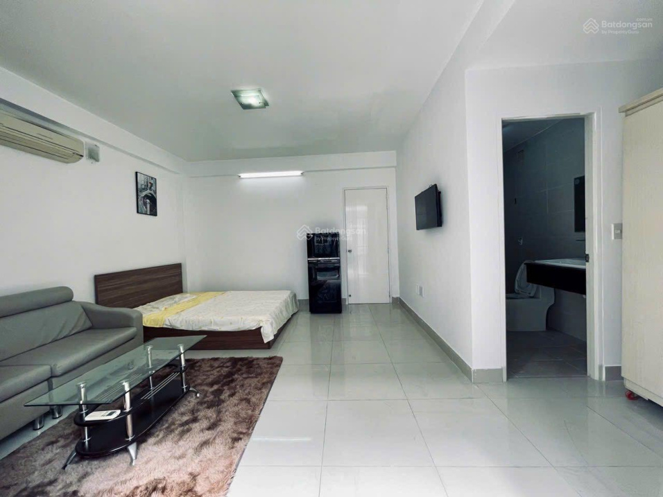 Modern Studio Apartment with Kitchen and Air Conditioning