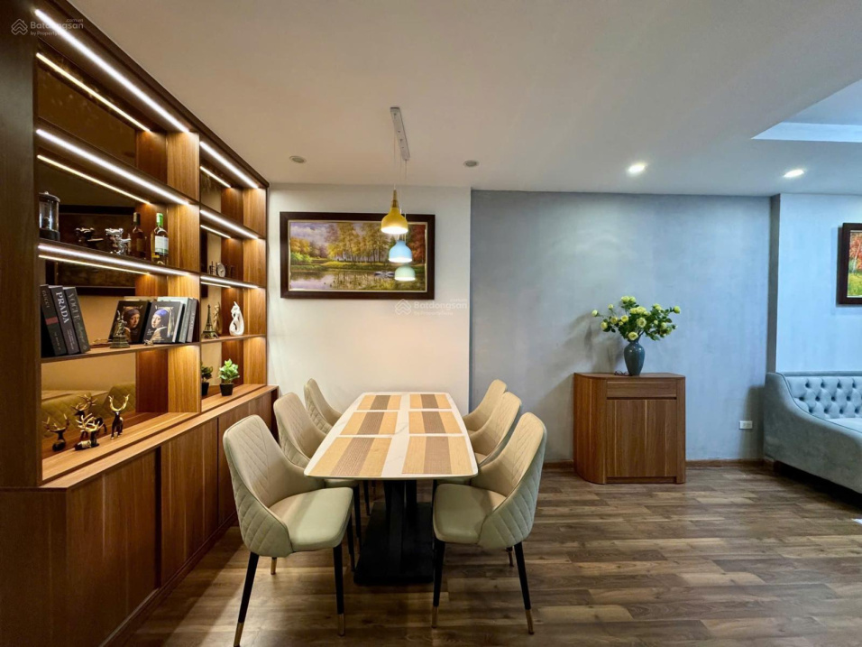 Modern 3-Bedroom Apartment with Designer Interior