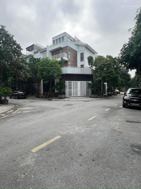 Large 4-Floor Corner Villa with Business Potential