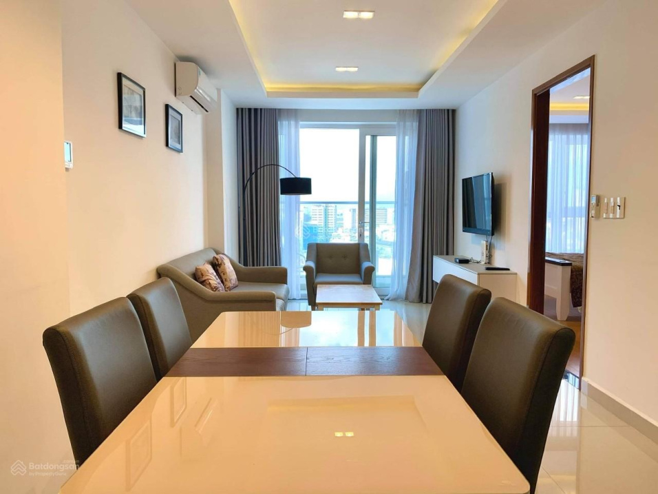 Modern 2-Bed Apartment Near Airport with Balcony