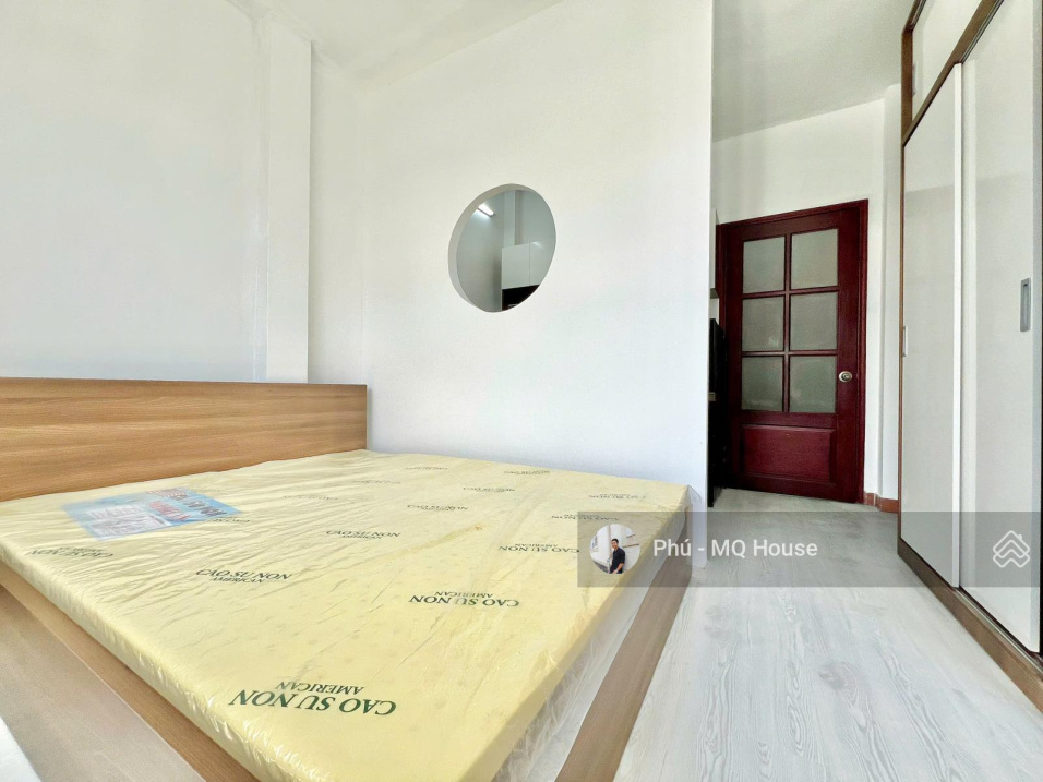Modern 1 Bedroom Apartment with Balcony View