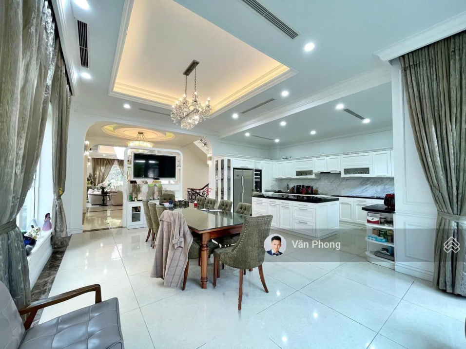 Luxurious 400m² Villa with 4 Bedrooms