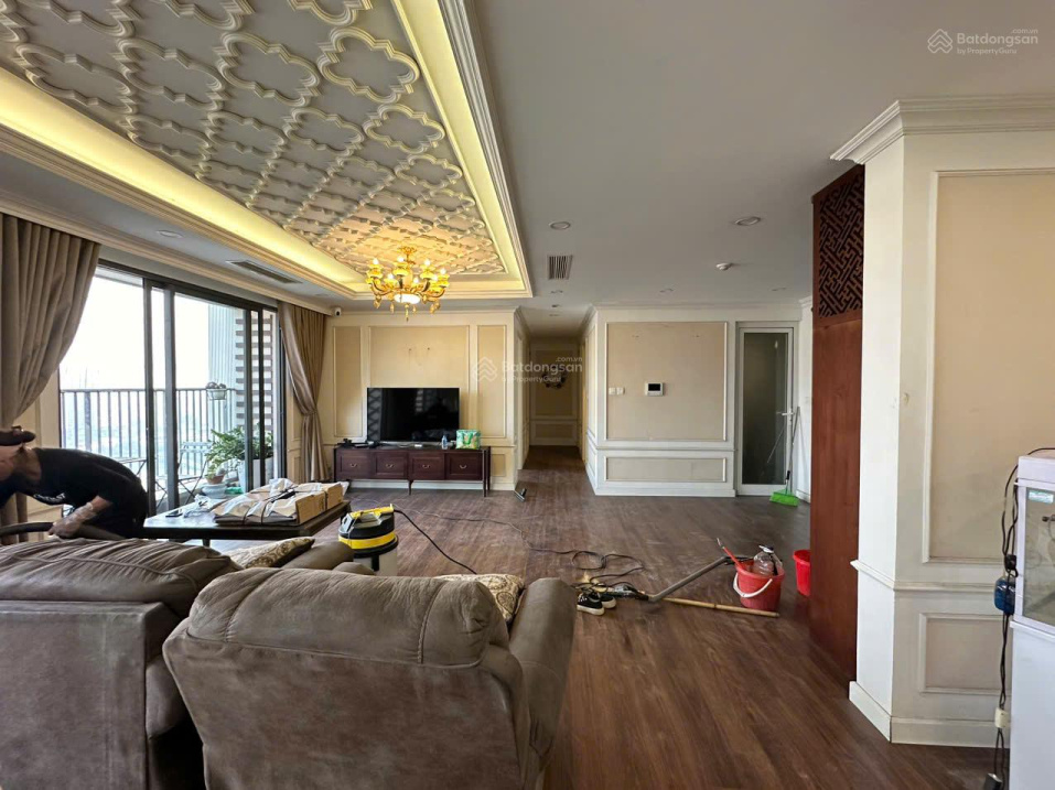 Luxurious 5-Bedroom Apartment with Designer Interior