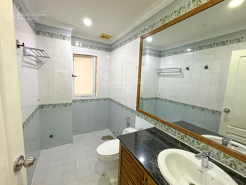 Spacious 800m² House with 3 Bedrooms, Garden