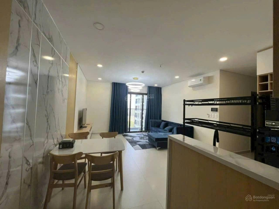 Modern 2-Bed Apartment with Pool View