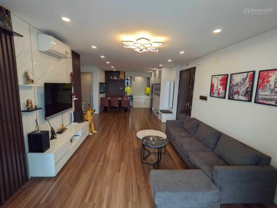 Modern 2-Bedroom Apartment with City Views