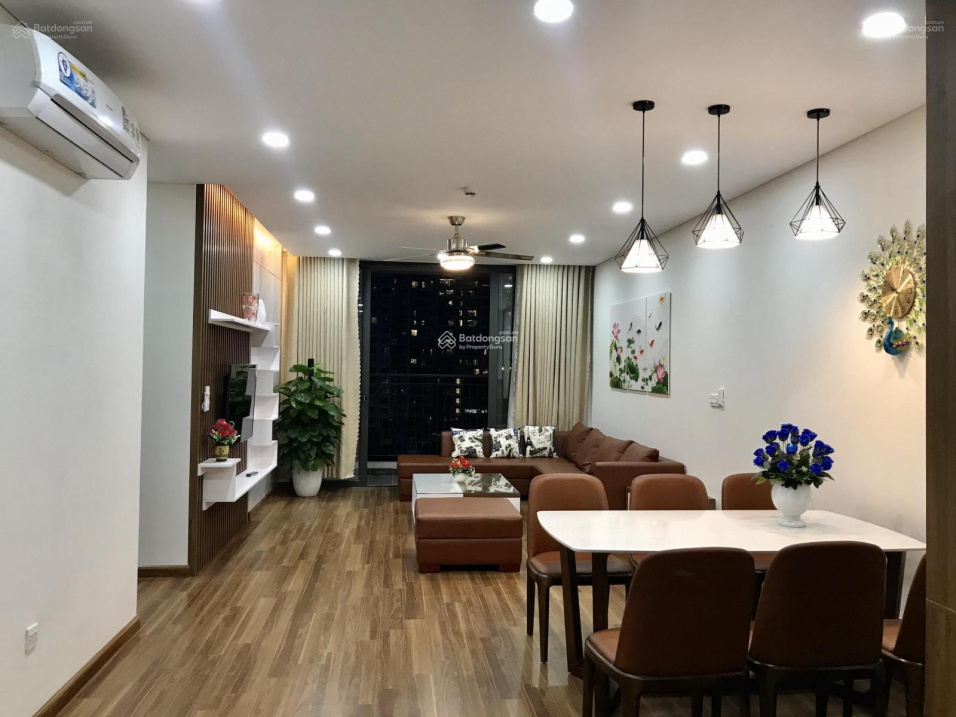 Modern 2-Bedroom Apartment with Designer Interior