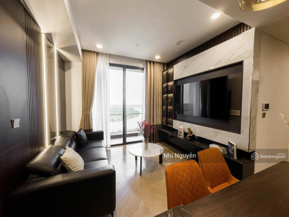 Modern 2-Bedroom Riverside Apartment with Luxury Interior