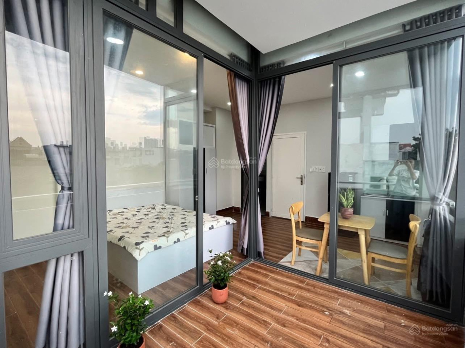 Modern Apartment Near Saigon Bridge with Pet-Friendly Policy