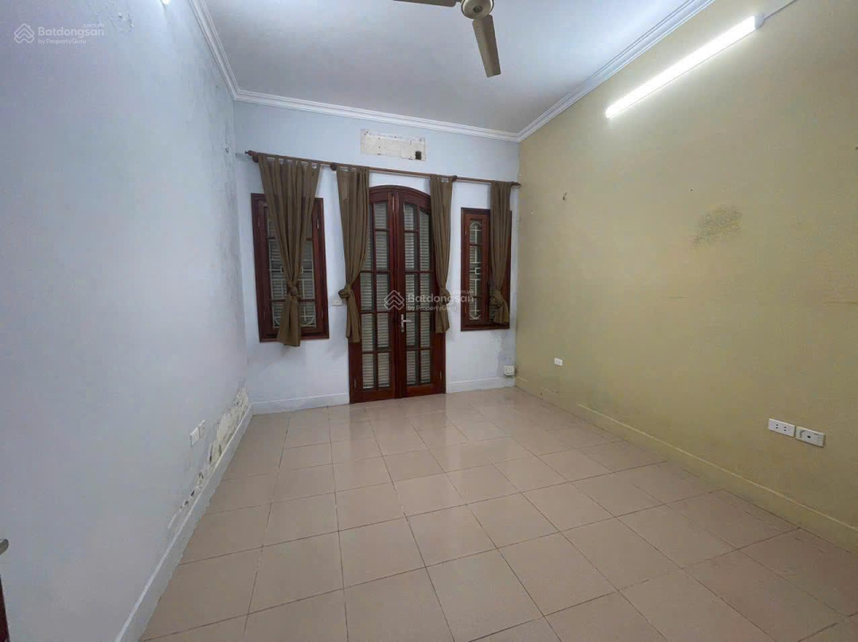 Spacious House Near Hàng Chuối Street
