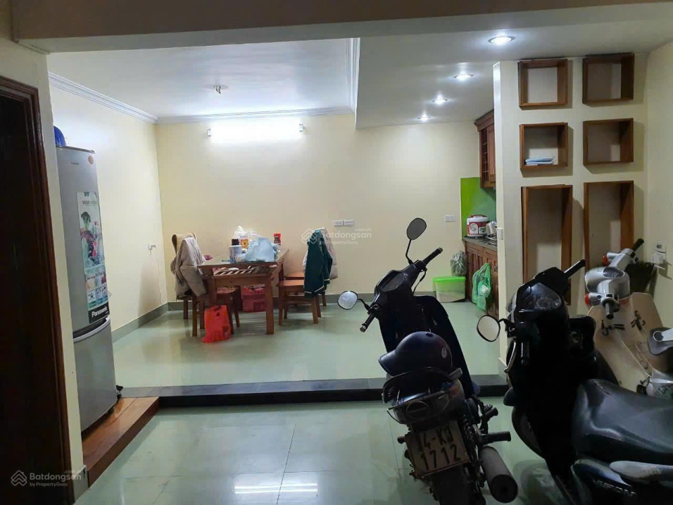 4-Floor House with 3 Bedrooms, Basic Furnishing