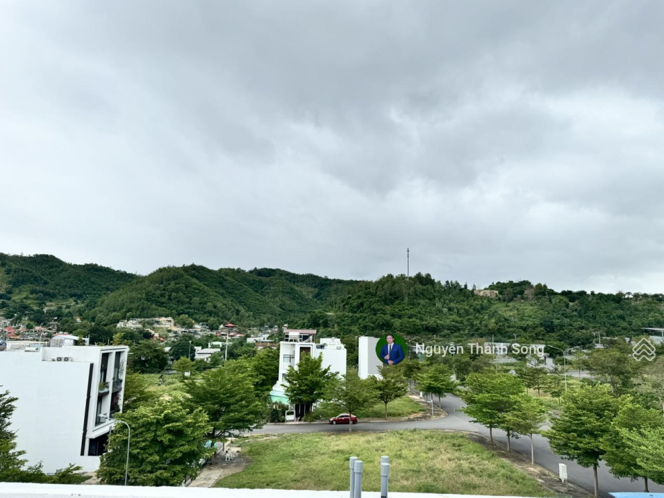 Spacious 4-Bedroom House with Mountain Views