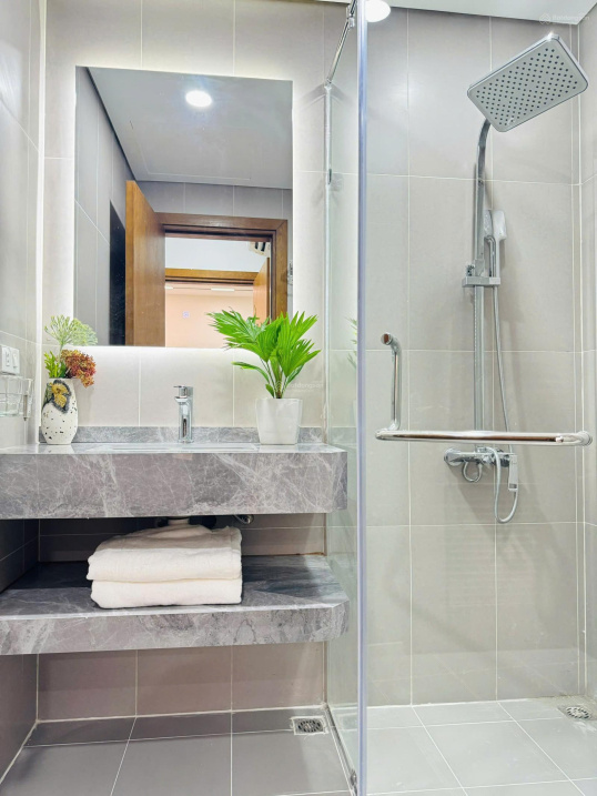 Modern 2-Bedroom Apartment with West Lake View