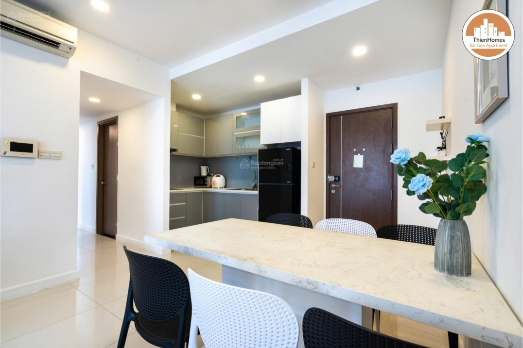 Modern 2-Bedroom Apartment with City Views