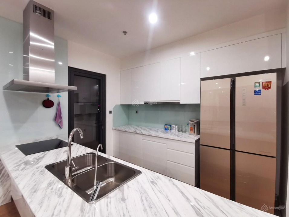Luxury 4-Bedroom Apartment with Lake View