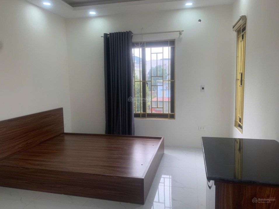 2-Bedroom House with Private Kitchen and Windows