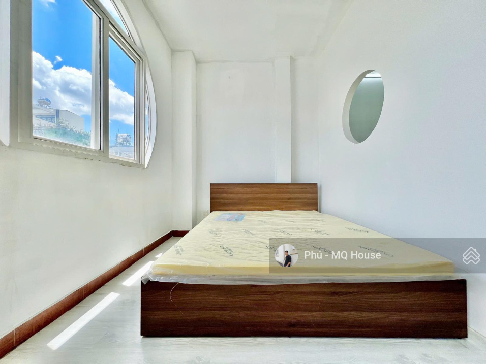 Modern 1 Bedroom Apartment with Balcony View