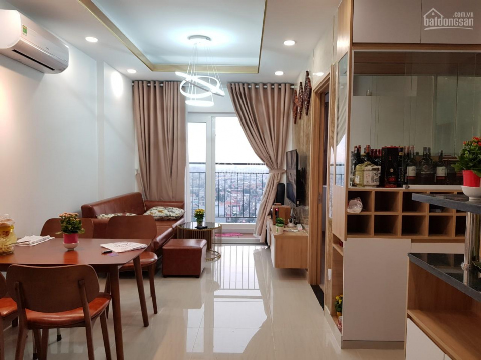 Modern Apartment with City View and Natural Elements