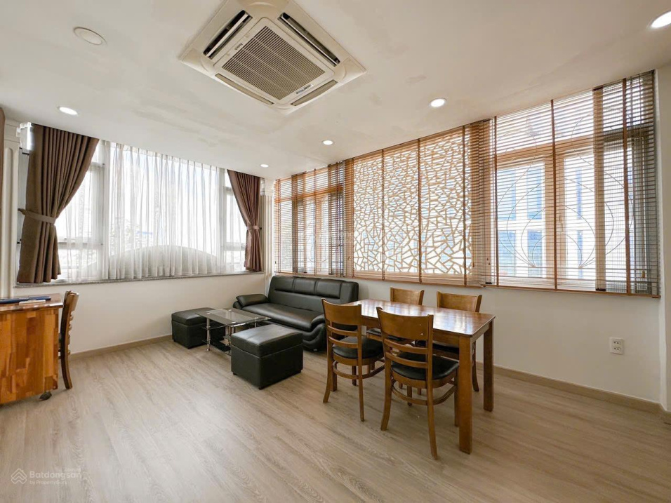Modern Furnished Apartment with Balcony in District 1