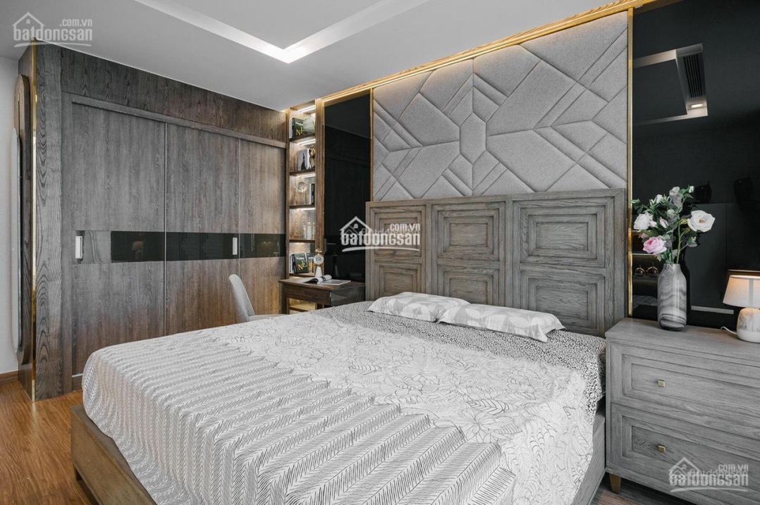 Luxury 2-Bed Apartment with West Lake View