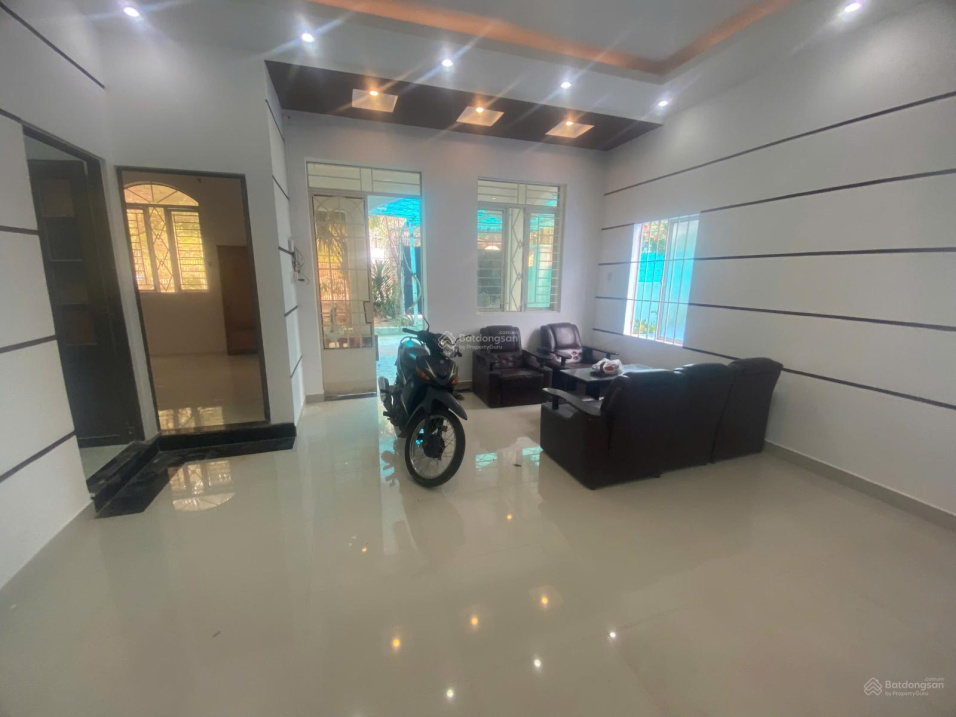 Spacious 3-Bedroom House with Pool Near Beach