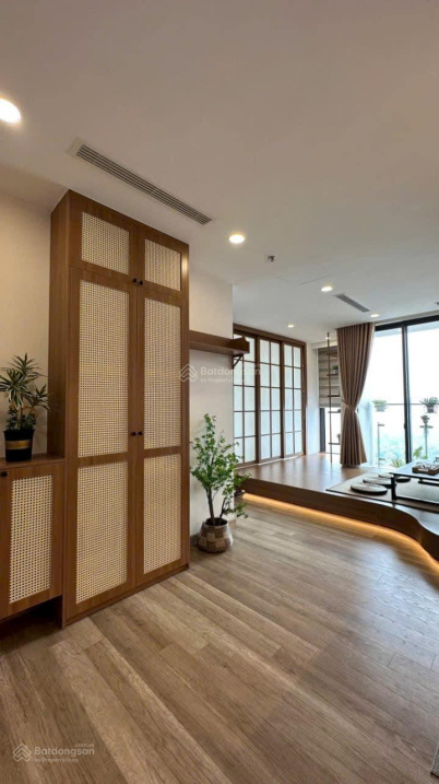 Modern Ocean Park Apartment with Designer Interior