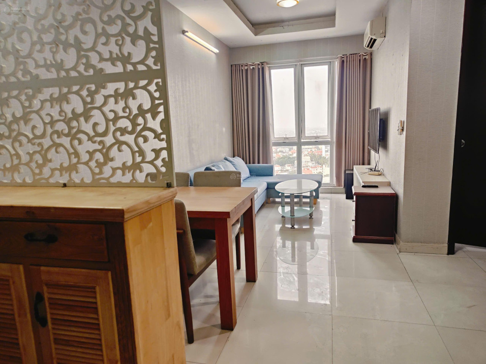 Modern 2-Bed Apartment with Green Kitchen