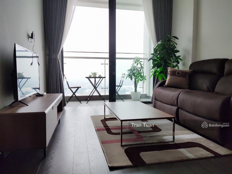 Modern 2-Bed Apartment with Pool View
