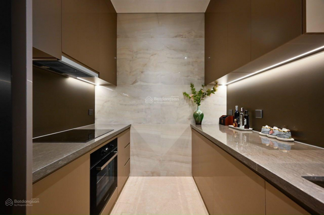 Modern 3-Bedroom Luxury Apartment with Designer Interior
