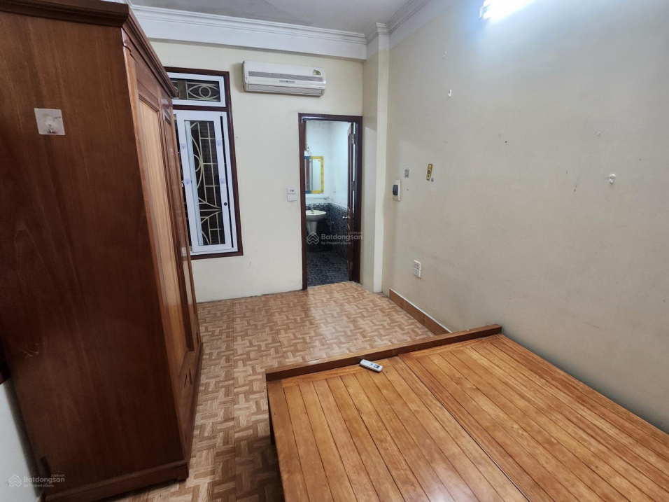 4-Floor House with 3 Bedrooms, Basic Furnishing