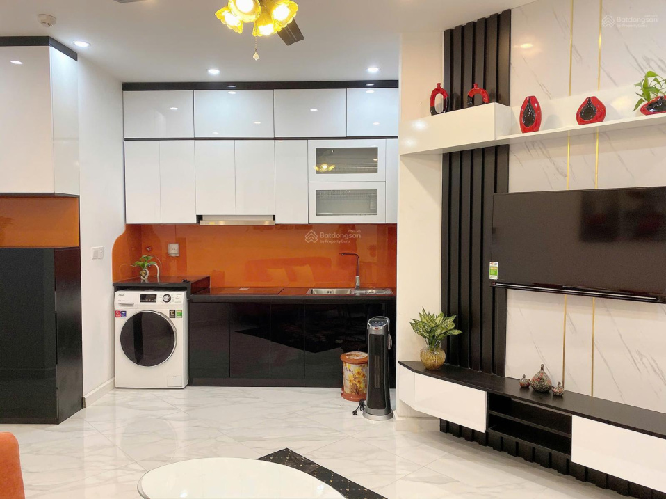 Modern 1-Bedroom Apartment with West Lake View