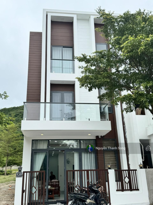 Spacious 4-Bedroom House with Mountain Views