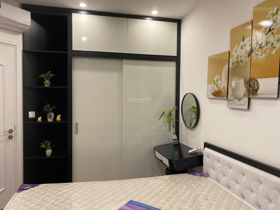 Modern 1-Bedroom Apartment with West Lake View