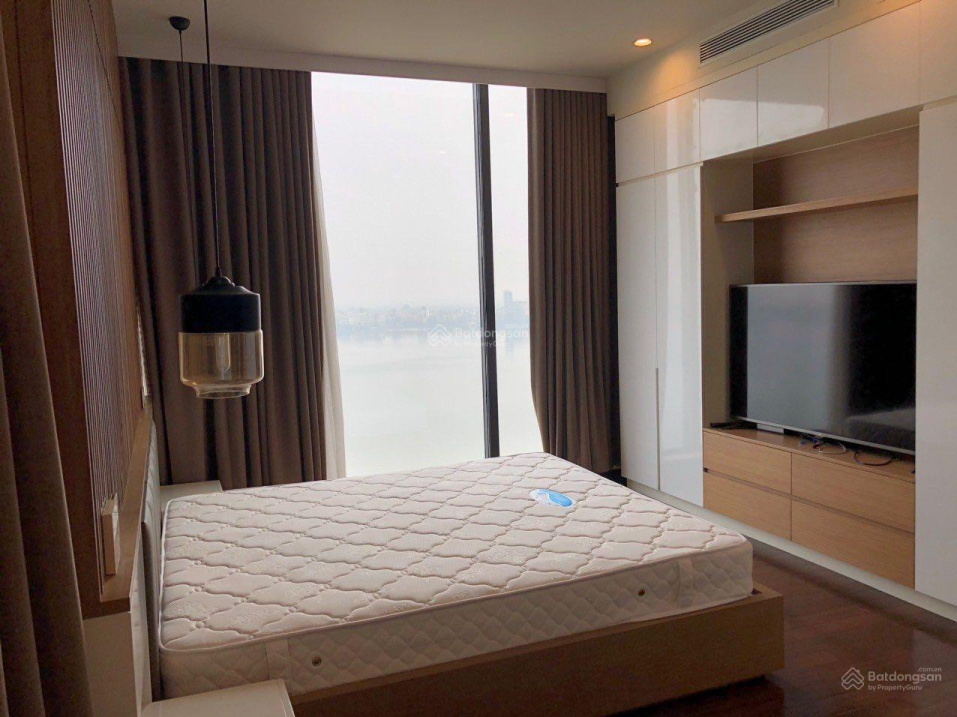 Luxury 3BR Apartment with West Lake View