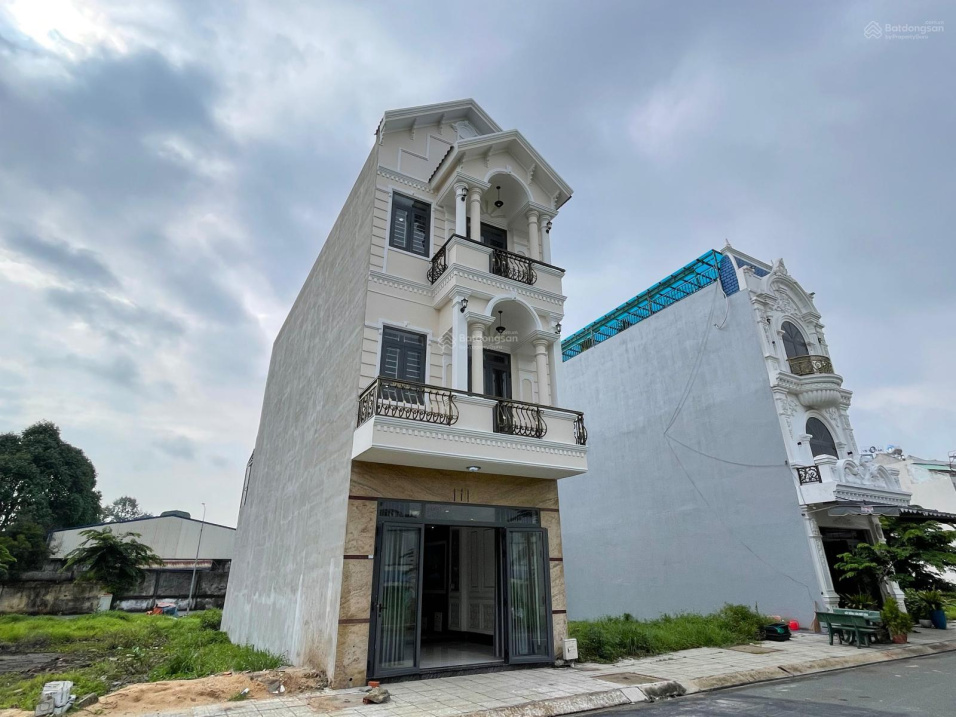 Modern 3-Story House with 4 Bedrooms