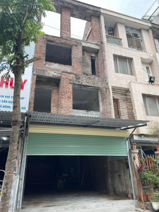 Four-Story Townhouse with 82.5sqm for Storage
