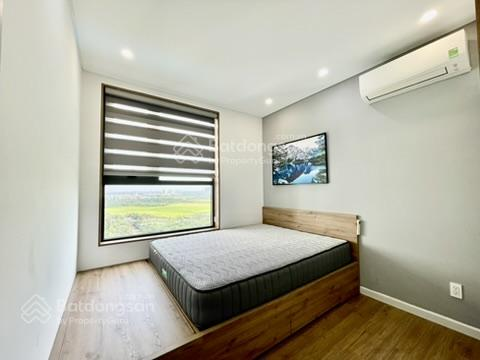Modern 2-Bed Apartment with Golf Course View