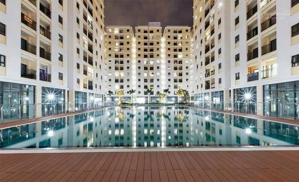 Modern 2-Bedroom Apartment with Pool View