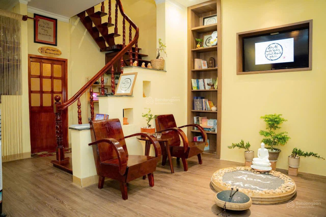 Modern 3-Bedroom House with Car Parking
