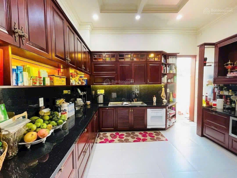 Spacious 3-Bedroom Villa with Classic Wood Interior