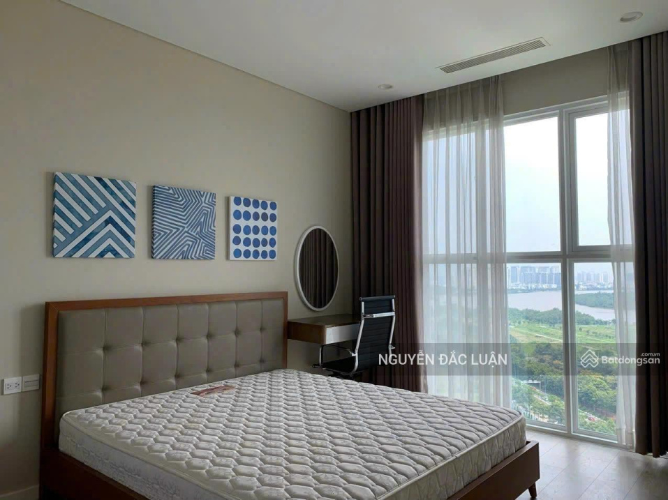 Modern 2-Bed Apartment with River View
