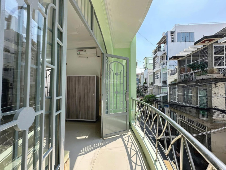Modern 40m² Studio with Balcony Near Theater