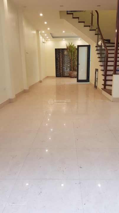 Modern 4.5-Floor Townhouse with Commercial Space