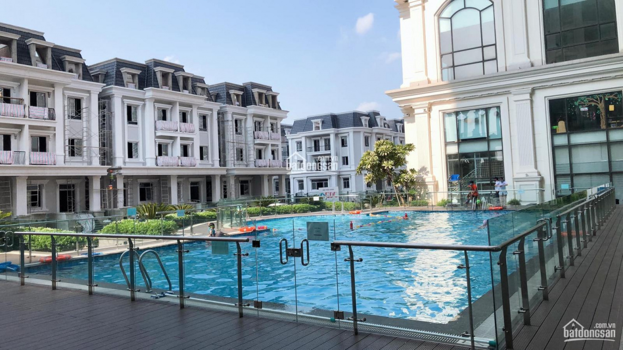 Luxury 2-Bed Corner Apartment with Pool View