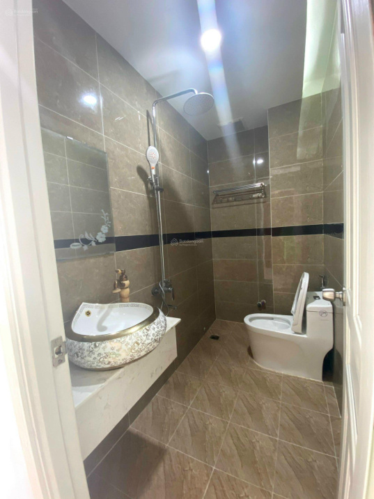 Furnished Room with Modern Bathroom and Built-in Storage