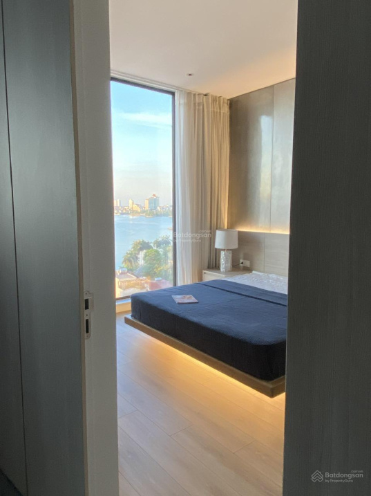 Luxury 3-Bed Apartment with Lake View