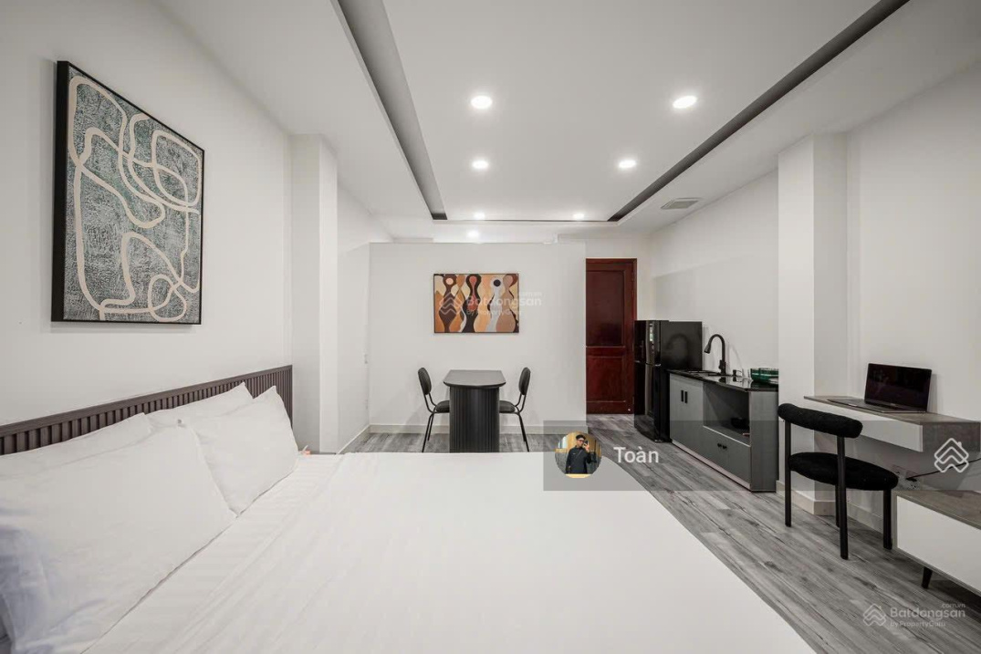 Modern Studio Apartment with Balcony in District 1