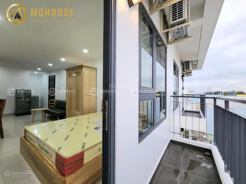 Modern Studio Apartment with Balcony and Full Amenities