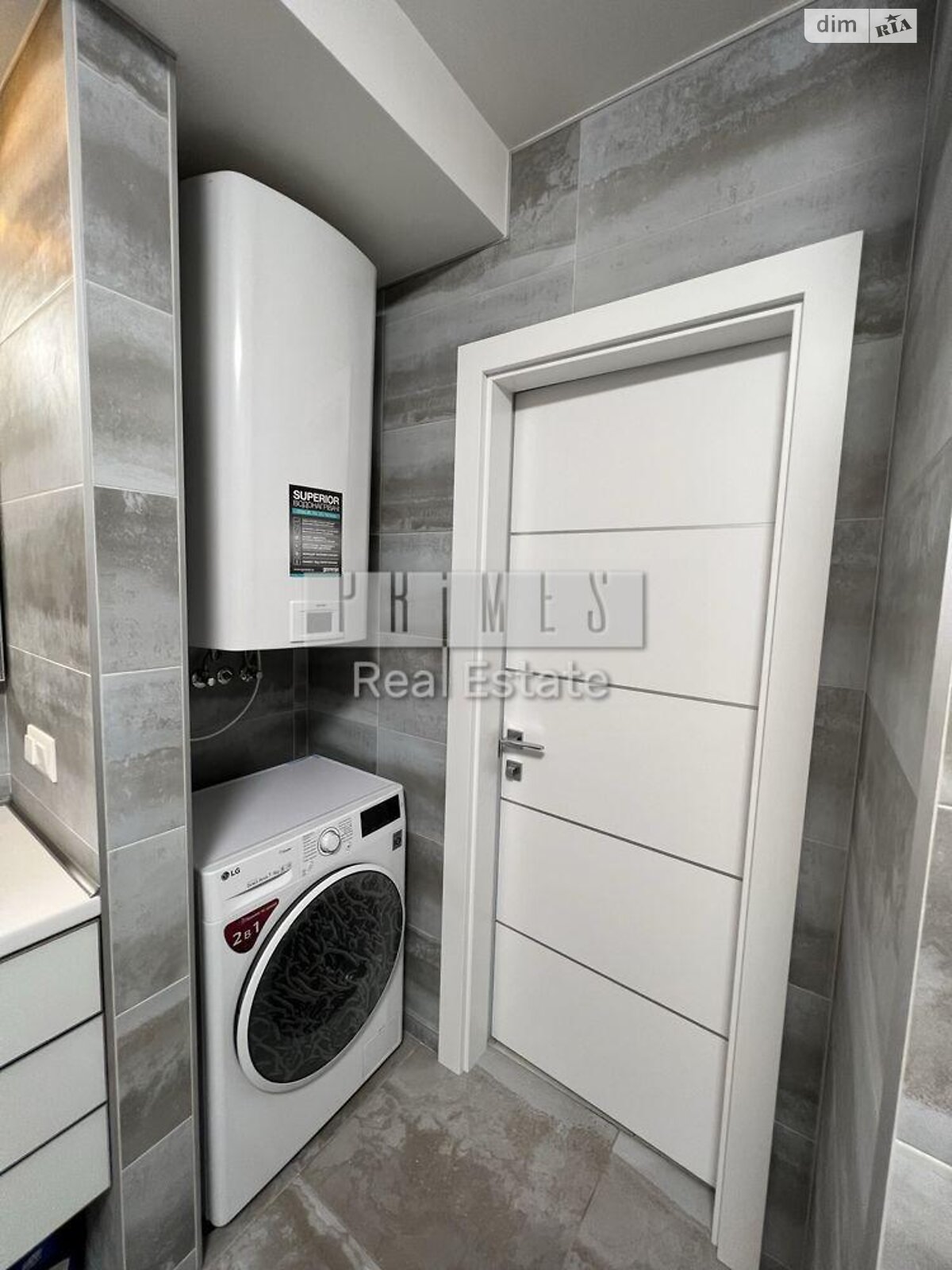 3-Bedroom Apartment near Kontraktova Square with Historic Podol View